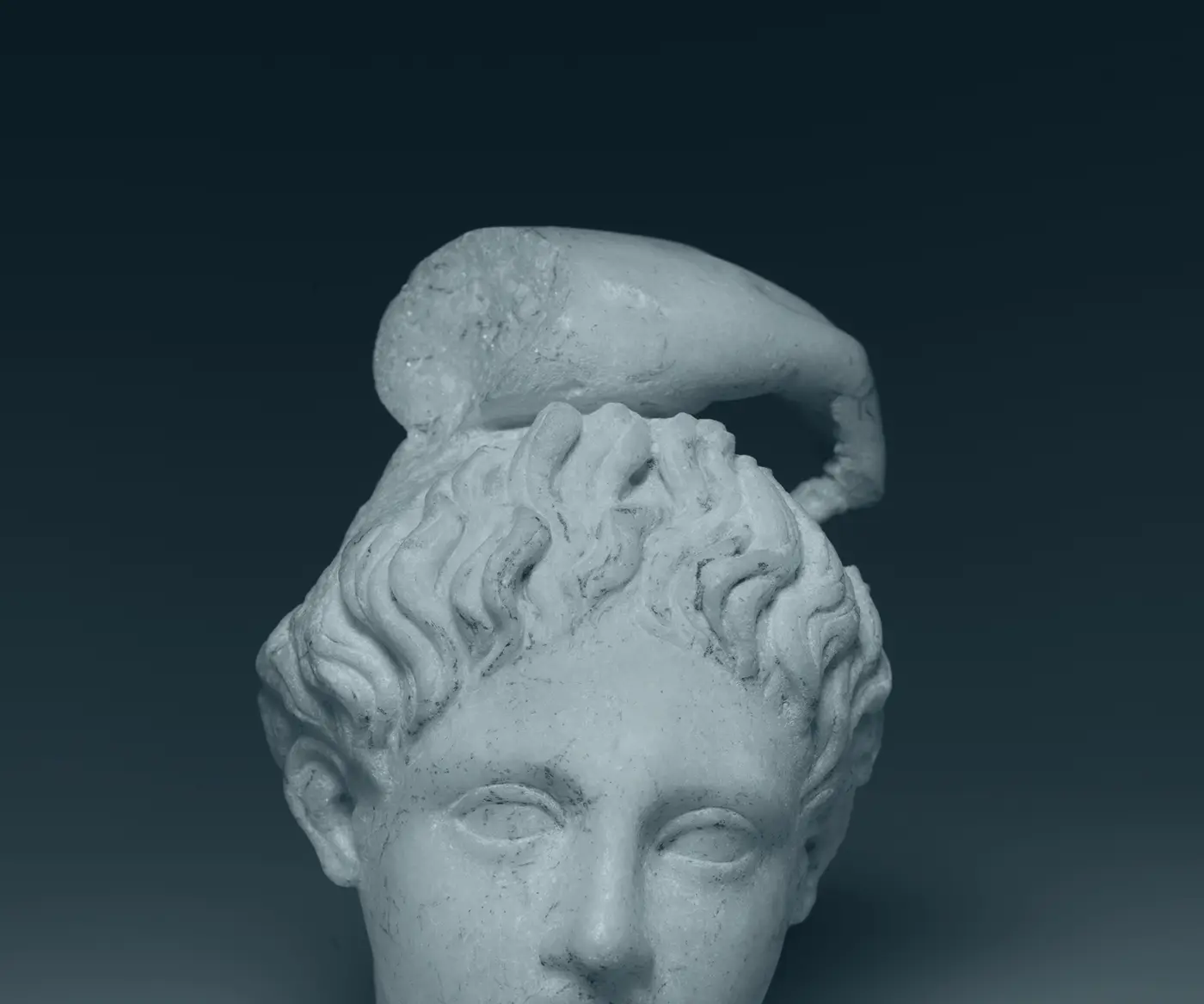 Escultura griega de Apolo, dios de la luz y la belleza
