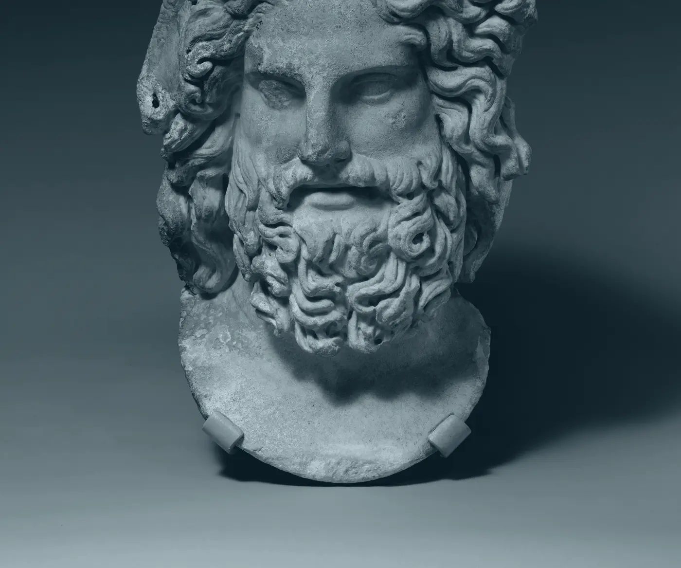 Escultura griega de Zeus, el que lo mueve todo con un rayo